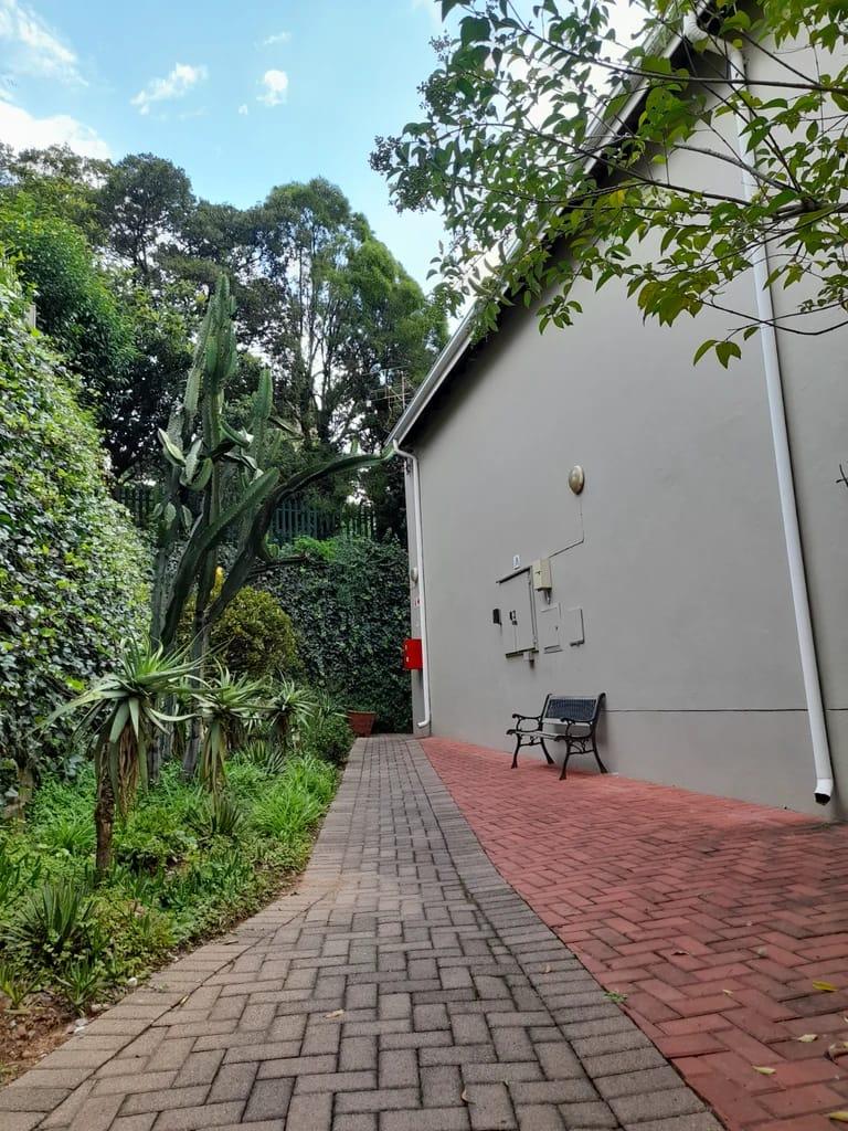 3 beds, 3 beds, 24/7 security ownhouse situated in Bedford Gardens