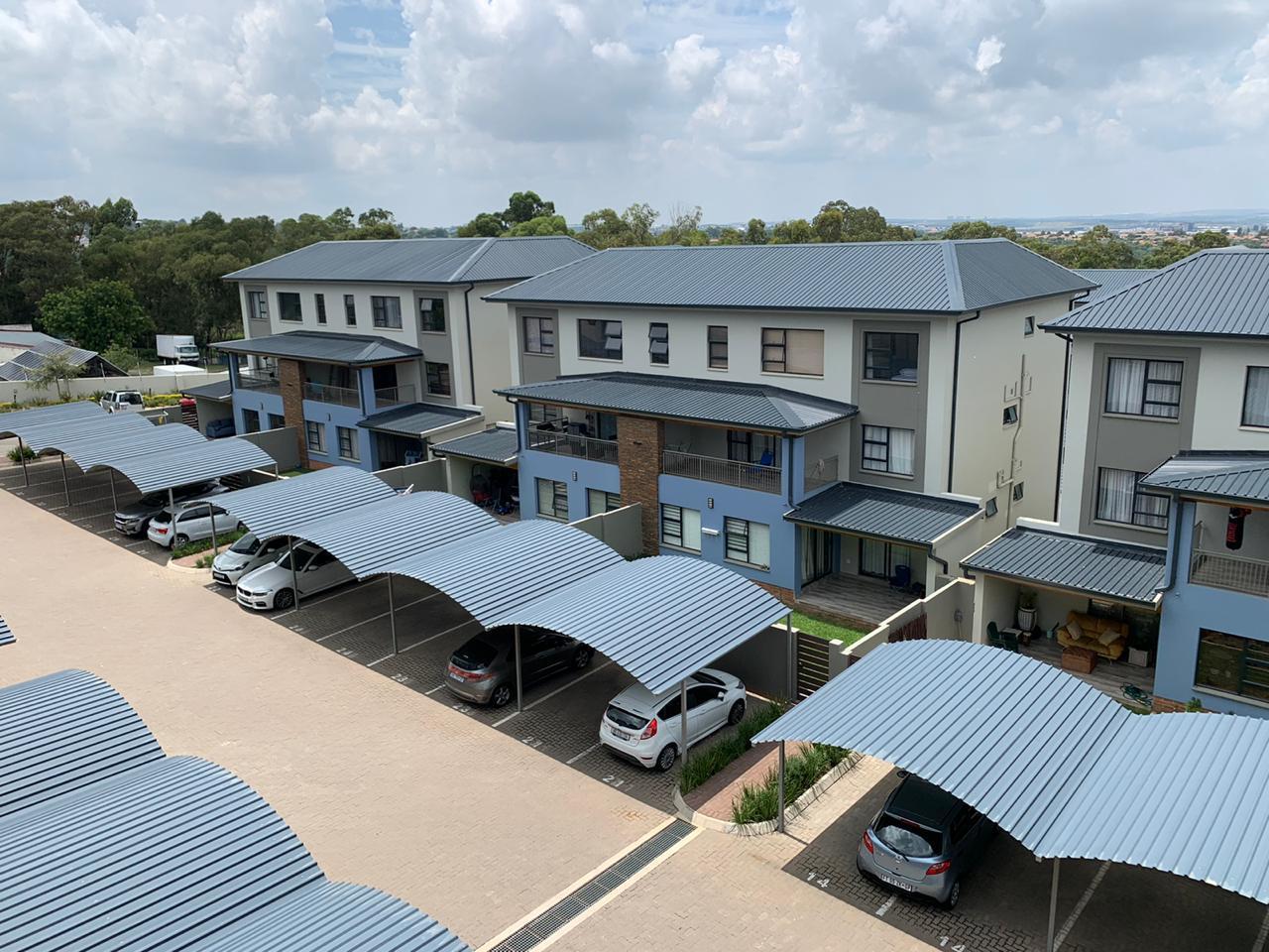 Stunning and modern 2 bedroom top floor apartment in Carlswald