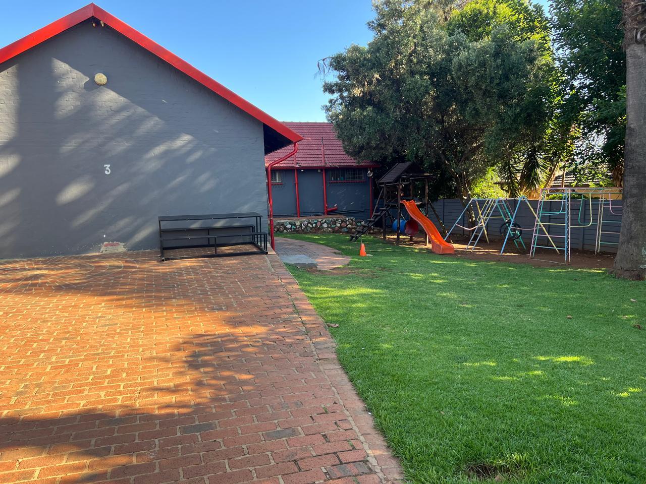 Rental property with full kitchen and 3 bathrooms, secure parking, wi-fi.