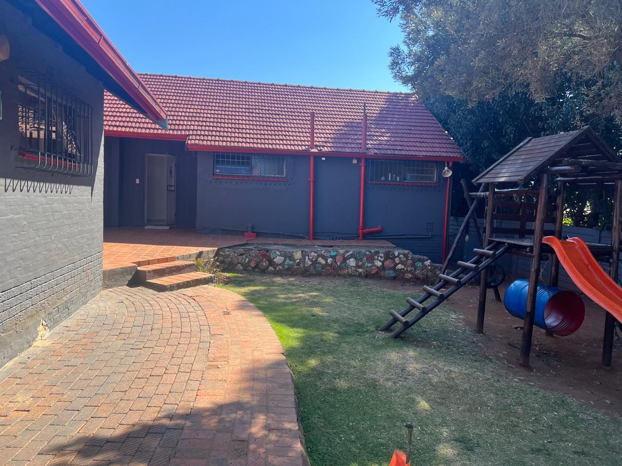 Rental property with full kitchen and 3 bathrooms, secure parking, wi-fi.