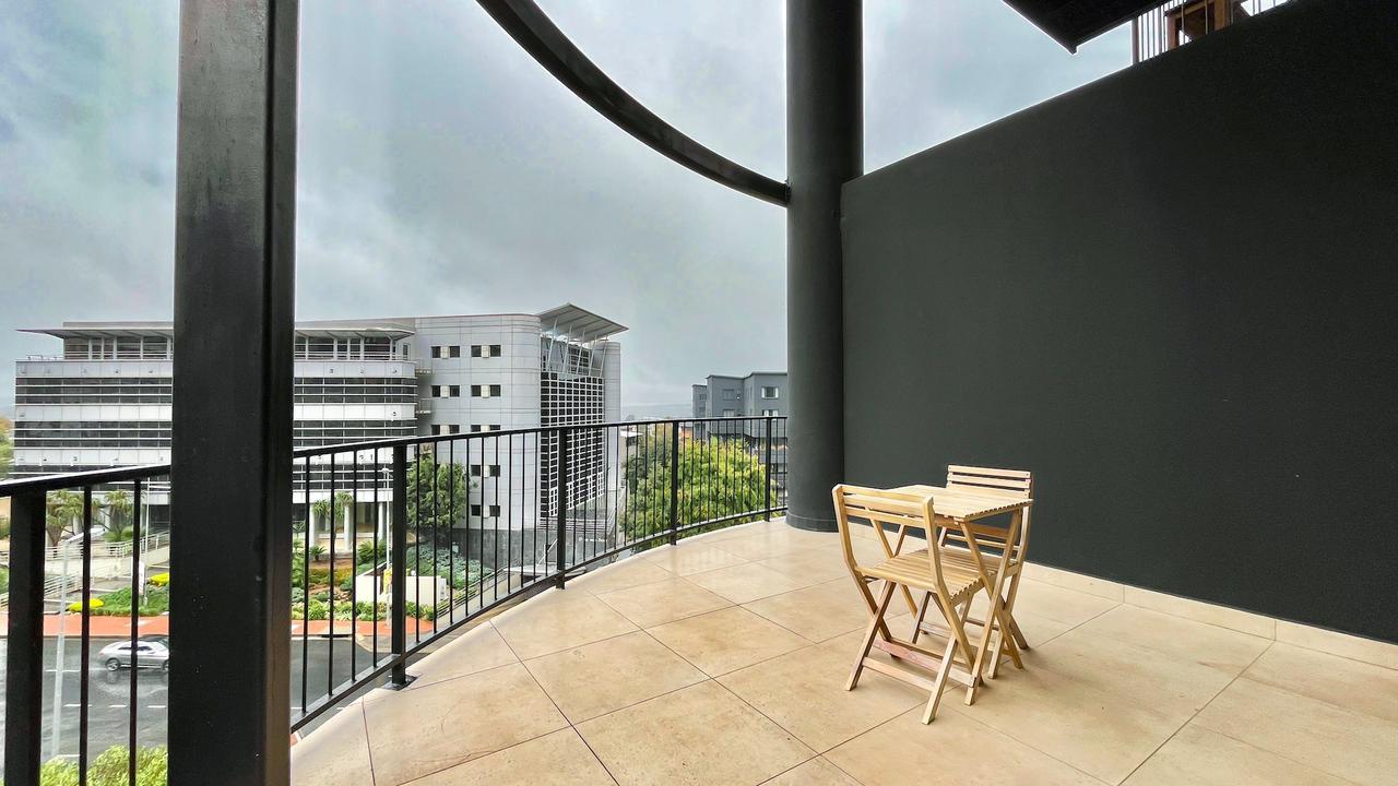 1 Bedroom Stylish and immaculate Apartment To Rent in Black Brick 2 Sandton