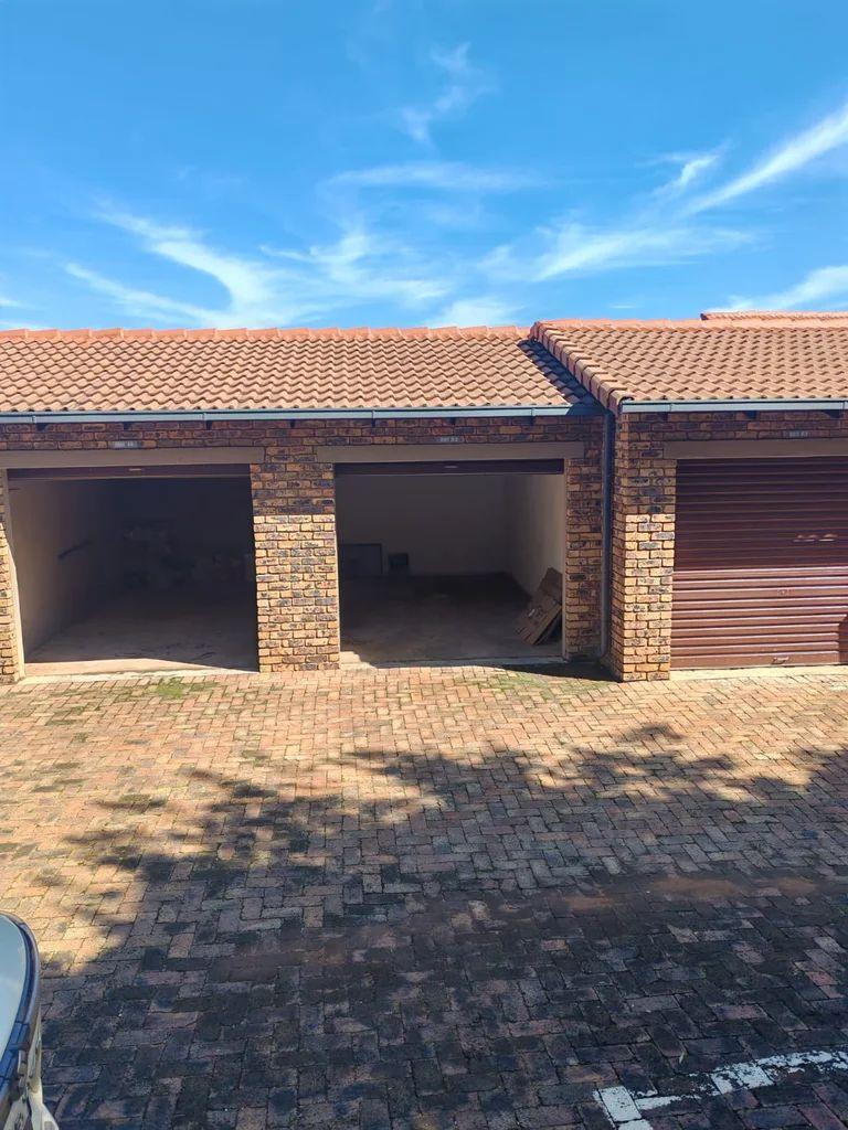 Stunning modern double-storey Apartment For Rent in Menlyn Park