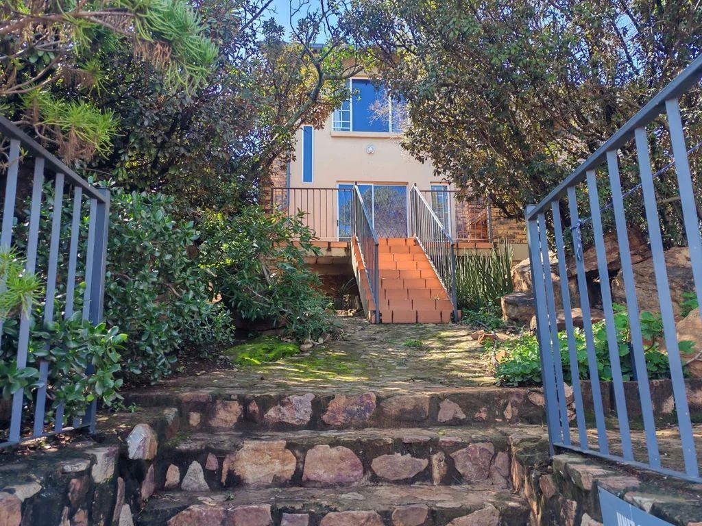 3 bedrooms and 2 baths with loft for sale in Murrayfield