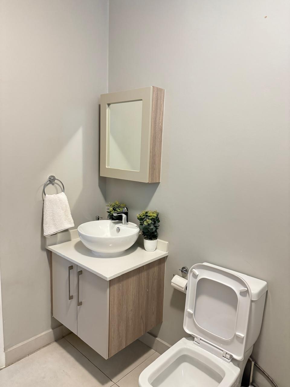 2 bedroom Spacious and light apartment for sale in the sort after complex